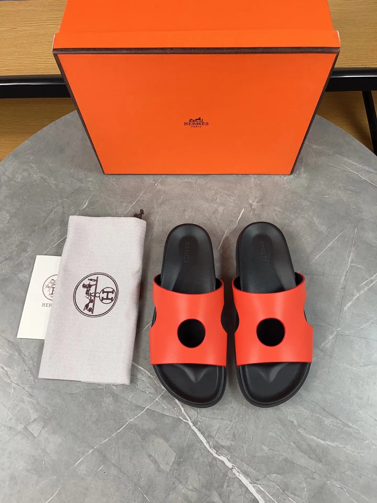 p400🐮🐮H family classic (couple style) Hermes Hermes spring and summer sandals series! Classic style, always popular slippers - sandals, great with any combination! ! ! Upper: imported PU inner lining: imported mixed sheepskin Outsole: Tpu non-slip and wear-resistant outsole Female size: 35-40 (customized at 41) Male size: 39-45 (customized at 39.45)